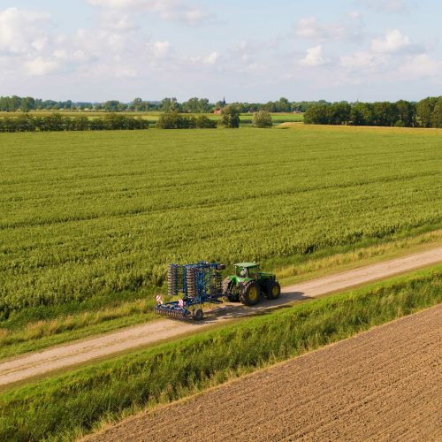 Tracktor im Ackerbohnenfeld ROLAND BEANS